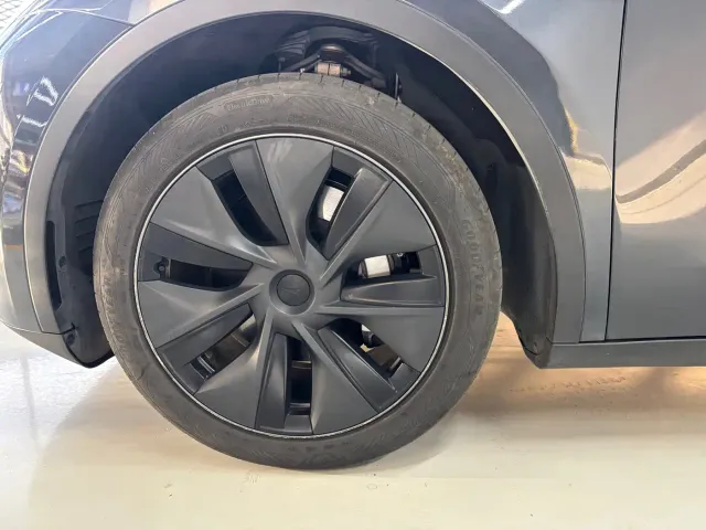 Tesla Model Y — Фото автомобиля 16