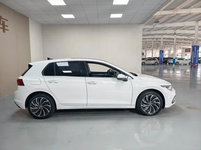 Volkswagen Golf — Фото автомобиля 8