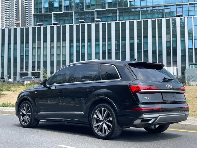 Audi Q7 — Фото автомобиля 4