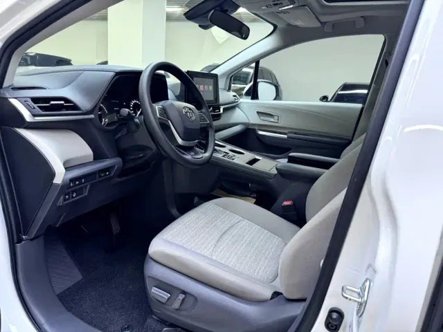 Toyota Sienna — Фото автомобиля 9