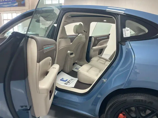 IM Motors LS6 — Фото автомобиля 12
