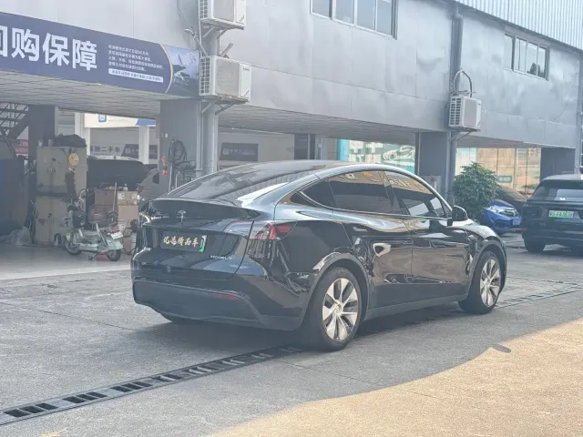 Tesla Model Y — Фото автомобиля 14