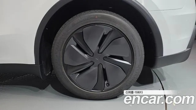 Tesla Model Y — Фото автомобиля 4