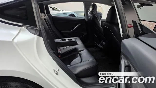 Tesla Model 3 — Фото автомобиля 12