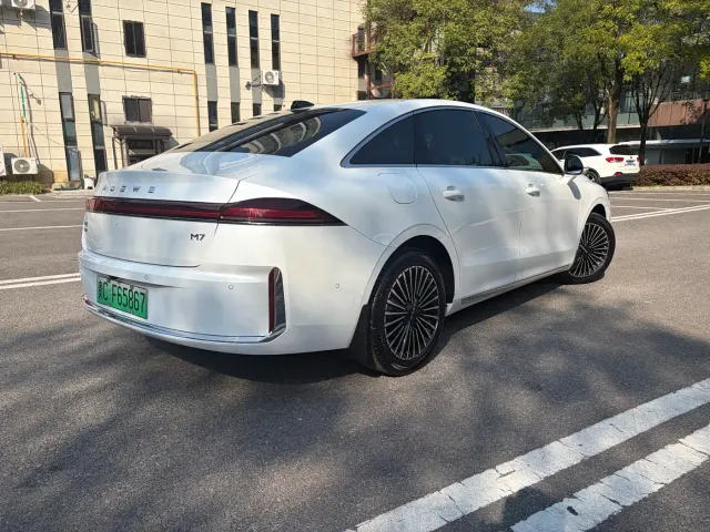Roewe M7 DMH — Фото автомобиля 4