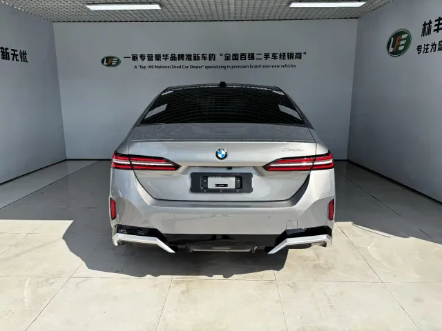 BMW 5 Series — Фото автомобиля 5