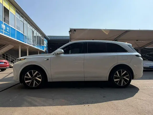 Li Auto L7 — Фото автомобиля 9