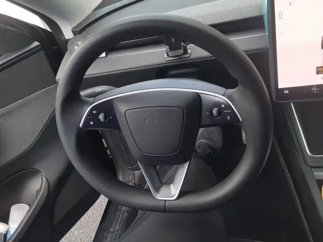 Tesla Model Y — Фото автомобиля 14