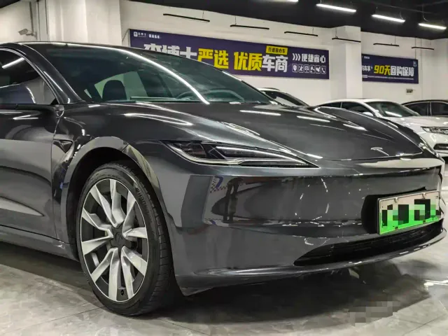 Tesla Model 3 — Фото автомобиля 10