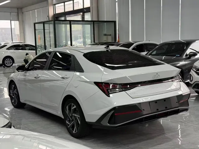 Hyundai Elantra — Фото автомобиля 12