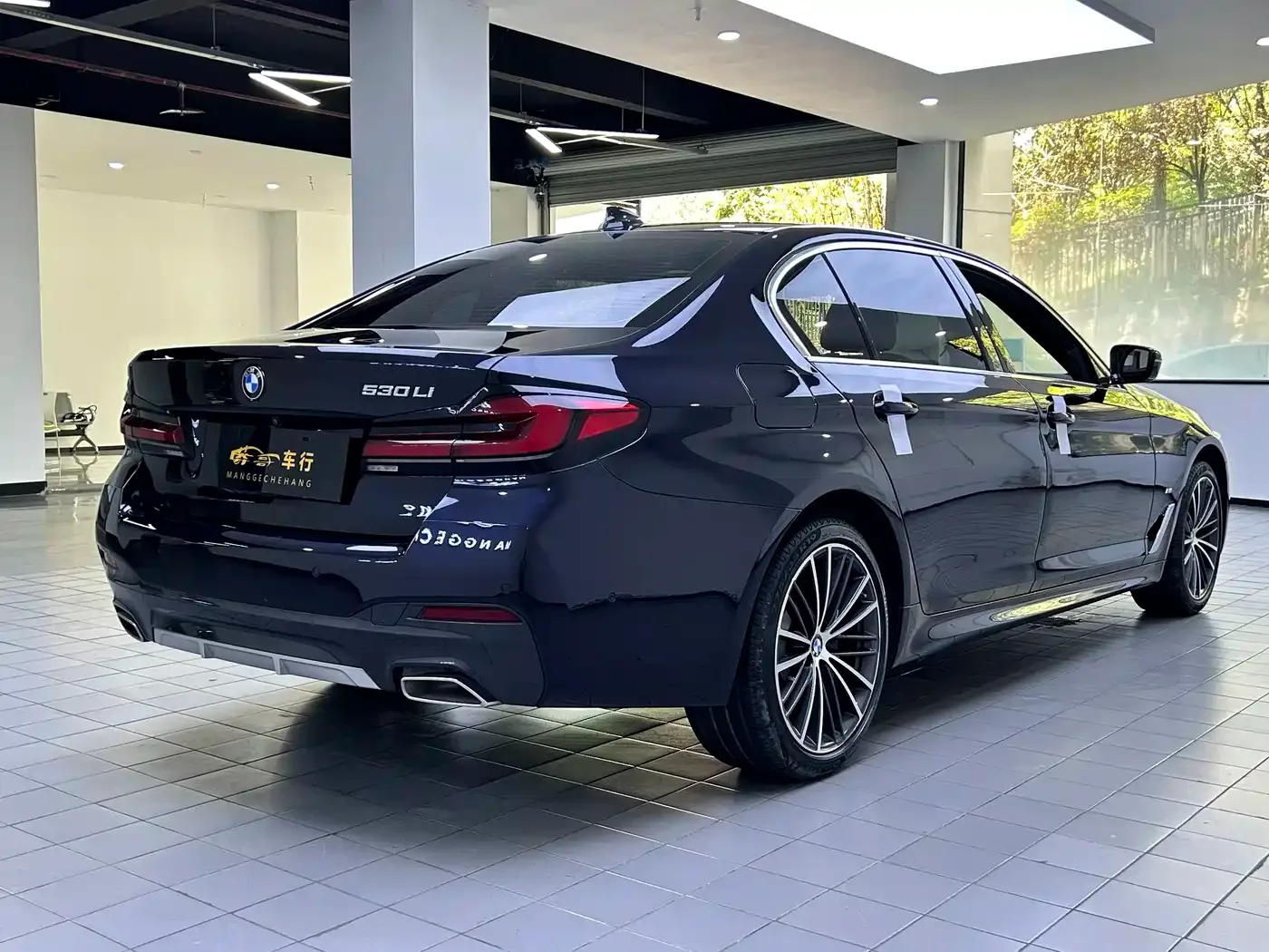 BMW BMW 5 Series 2022 Model Second Facelift 530Li Leading M Sport Package — Фото автомобиля 9
