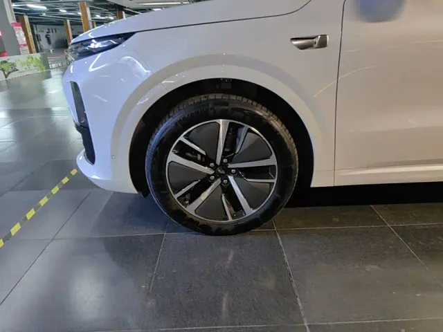 Li Auto Li Auto L6 2024 Pro — Фото автомобиля 22