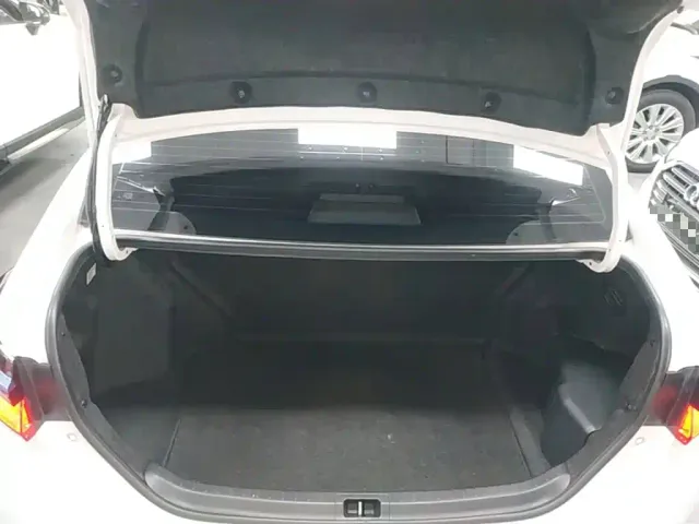 Toyota Corolla Twin Engine E+ — Фото автомобиля 18