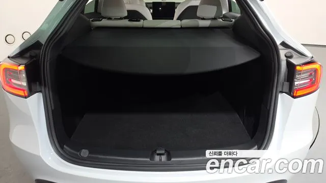 Tesla Model Y — Фото автомобиля 17