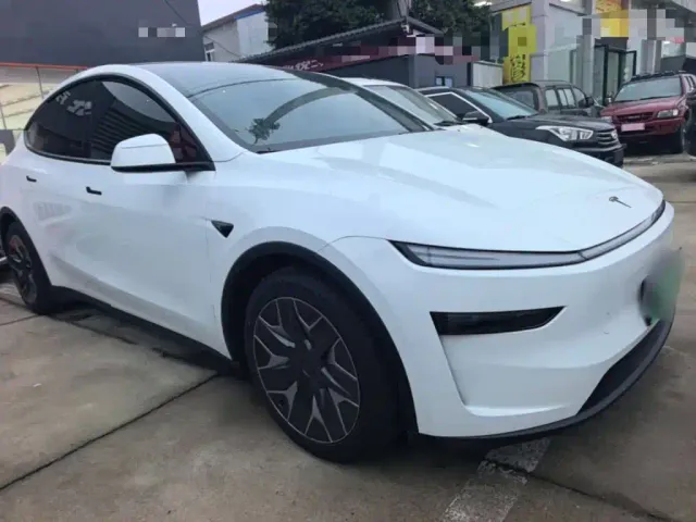 Tesla Model Y L — Фото автомобиля 3