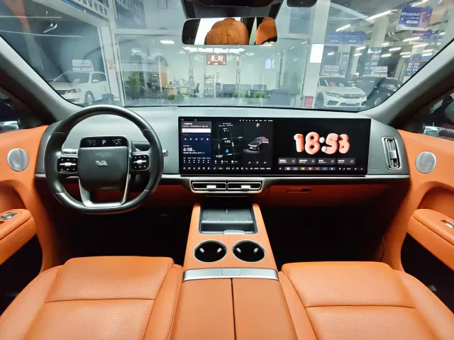 Li Auto L8 — Фото автомобиля 4