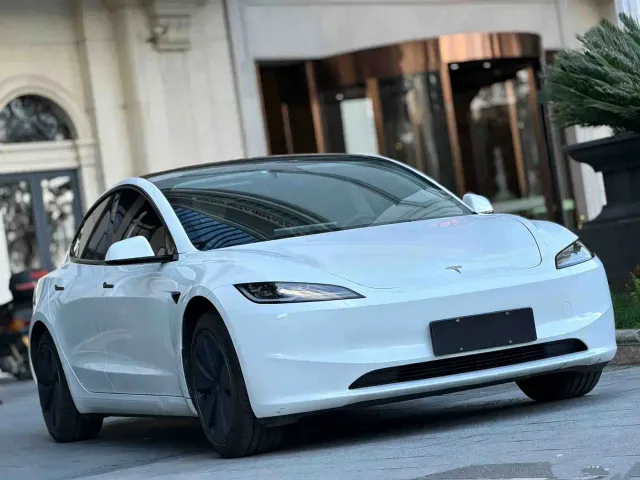Tesla Model 3 — Фото автомобиля 3