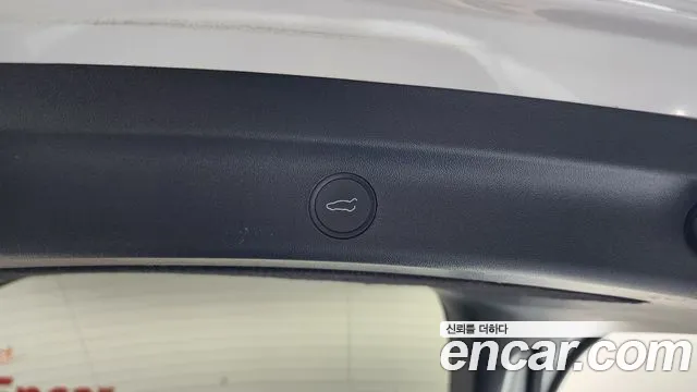 Tesla Model Y — Фото автомобиля 23