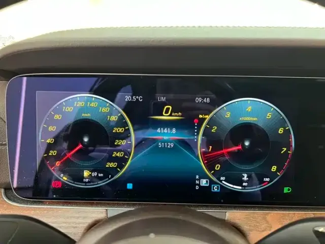Mercedes-Benz E-Class — Фото автомобиля 5