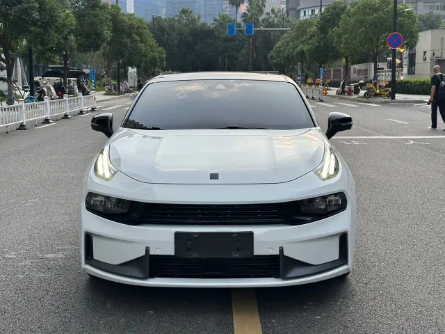 Lynk & Co 03 — Фото автомобиля 2