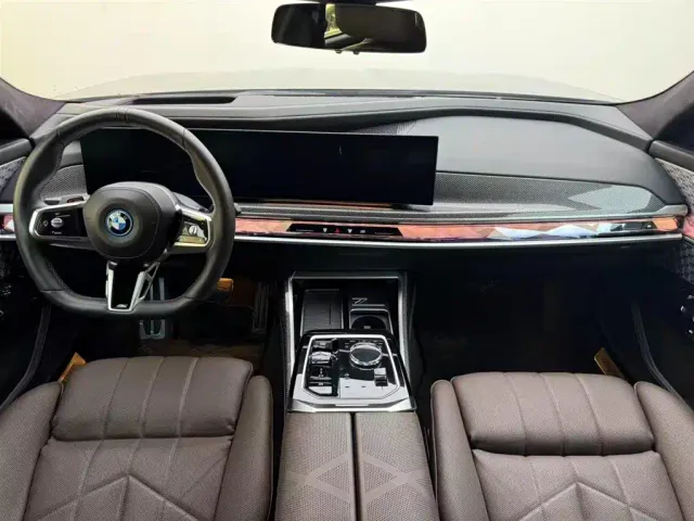 BMW i7 M70L — Фото автомобиля 7