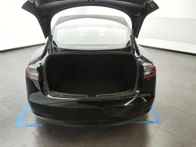 Tesla Model 3 — Фото автомобиля 4