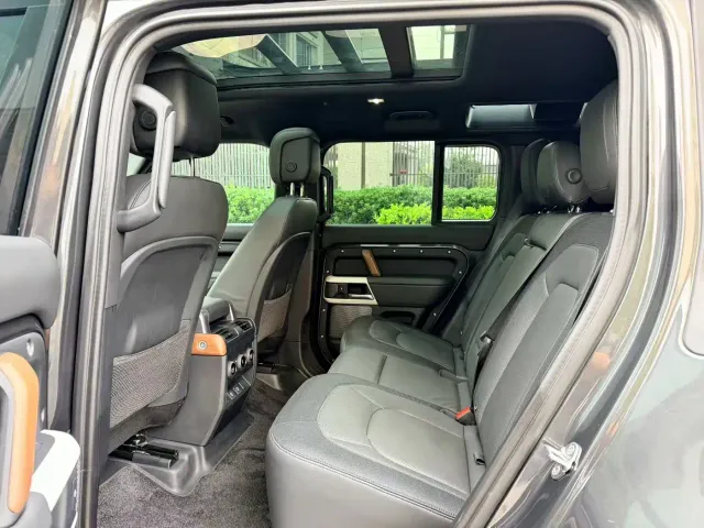 Land Rover Defender — Фото автомобиля 10