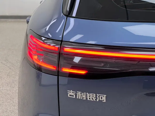 Geely Galaxy Starship 7 EM-i — Фото автомобиля 9