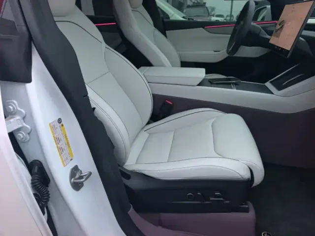 Tesla Model Y L — Фото автомобиля 24