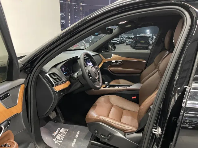 Volvo XC90 — Фото автомобиля 9
