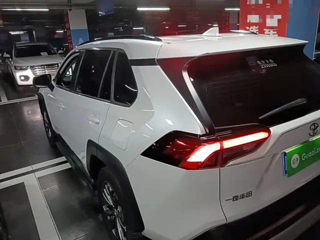 Toyota RAV4 — Фото автомобиля 4