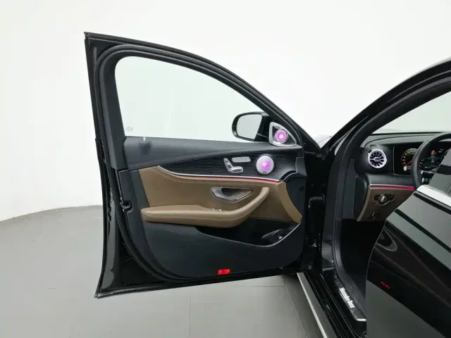 Mercedes-Benz E-Class — Фото автомобиля 8