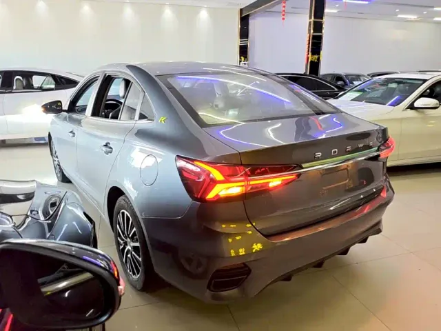 Roewe i5 — Фото автомобиля 4