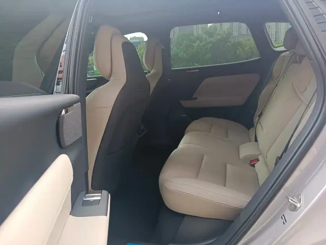 Volvo XC70 Plug-in Hybrid — Фото автомобиля 10
