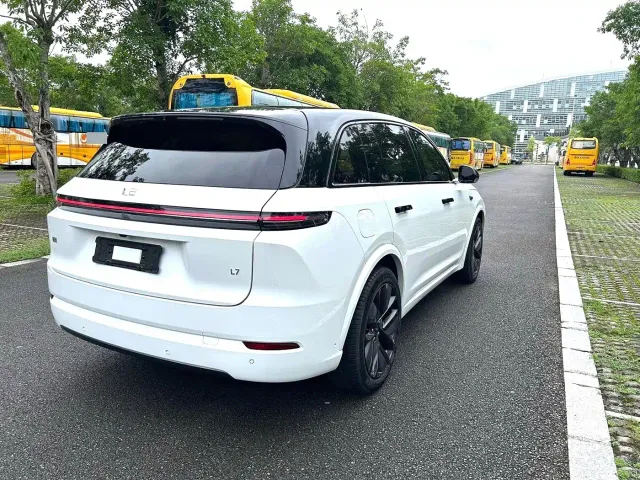 Li Auto L7 — Фото автомобиля 9