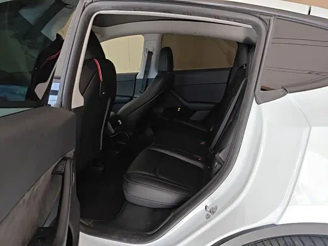 Tesla Model Y — Фото автомобиля 16