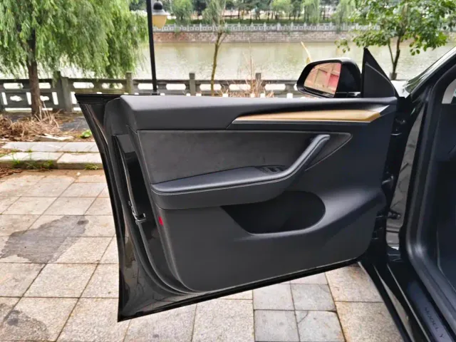 Tesla Model Y — Фото автомобиля 8