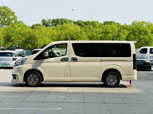 Toyota HIACE — Фото автомобиля 2