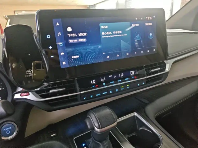 Toyota Sienna — Фото автомобиля 12