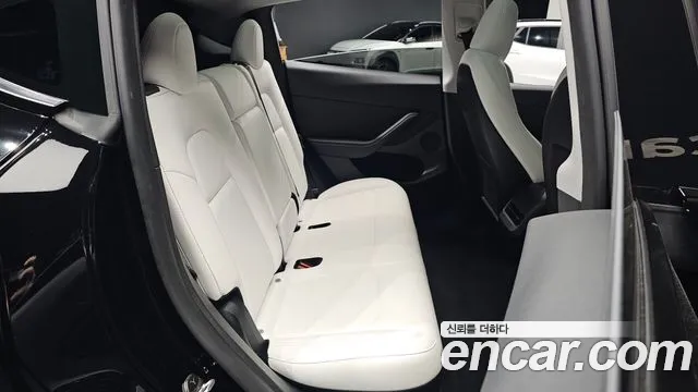 Tesla Model Y — Фото автомобиля 17