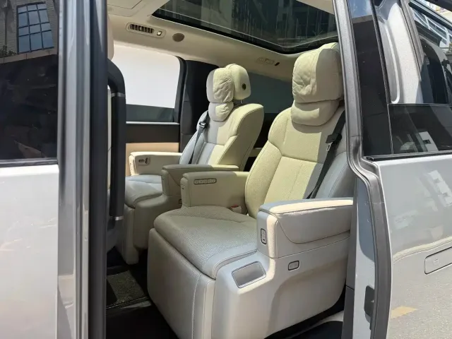 Li Auto MEGA — Фото автомобиля 12