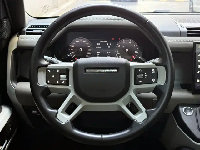 Land Rover Defender — Фото автомобиля 12