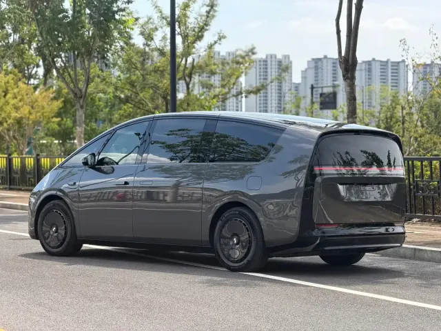 Li Auto MEGA — Фото автомобиля 4