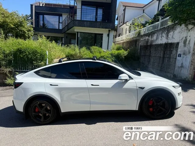 Tesla Model Y — Фото автомобиля 5