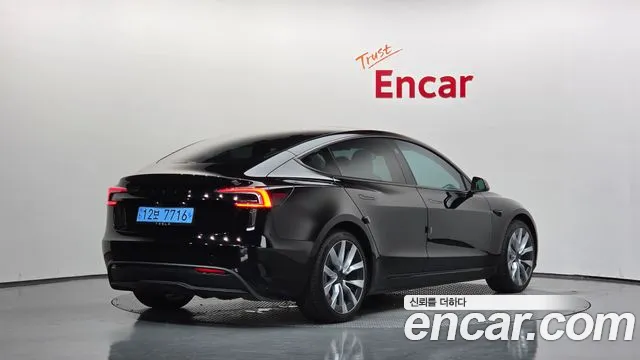 Tesla Model 3 — Фото автомобиля 2