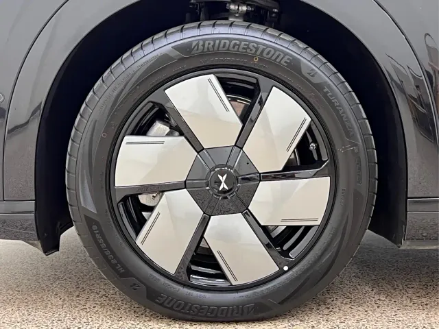 Xpeng X9 — Фото автомобиля 10