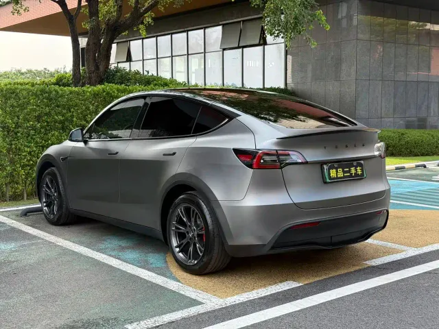 Tesla Model Y — Фото автомобиля 13