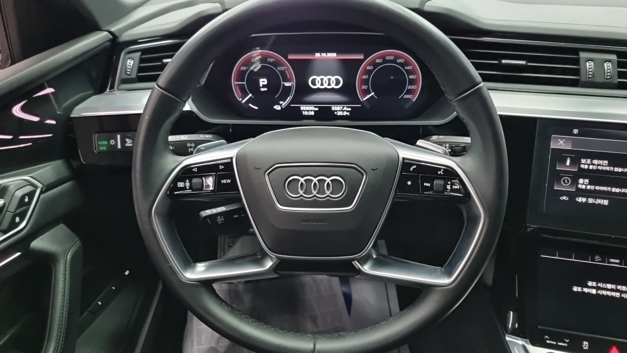 Audi e-tron — Фото автомобиля 12