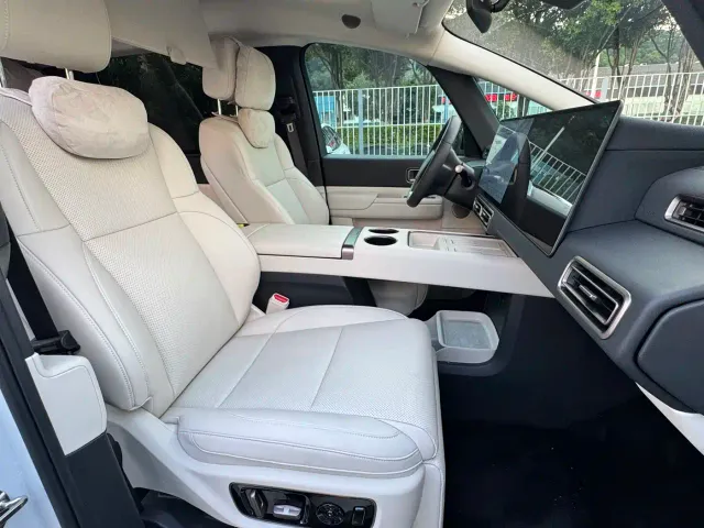 Li Auto MEGA — Фото автомобиля 22