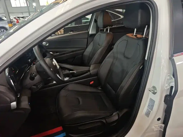 Hyundai Elantra — Фото автомобиля 14